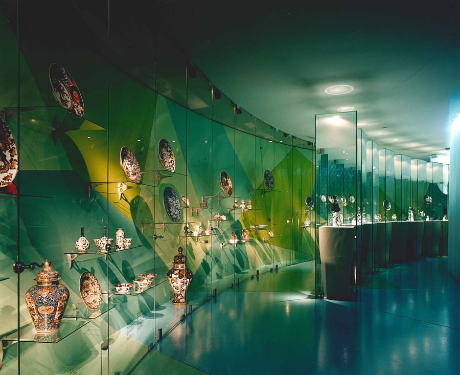 Exhibition view: Japan, 2000, Photo: John Stoel