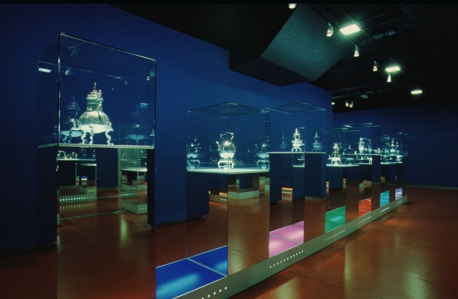 Exhibition view: Serviezen Zilver, 2002, Photo: John Stoel