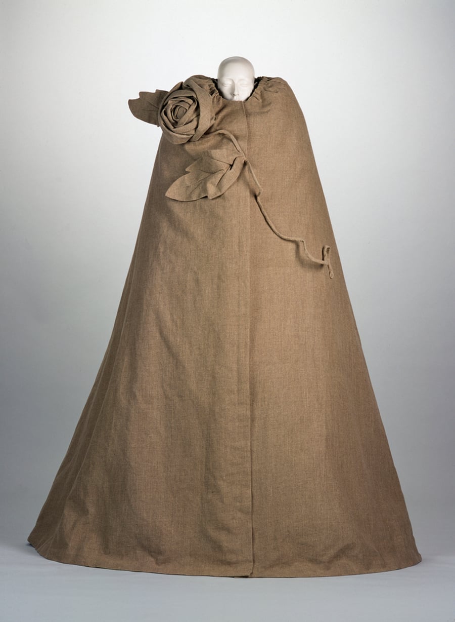 Viktor & Rolf, Final preparation (uit de collectie: Haute couture herfst-winter 1999-2000), 1999, Collection Groninger Museum